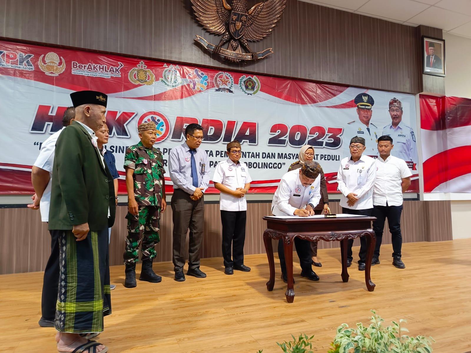 Pj Sekda Kabupaten Probolinggo Heri Sulistyanto menandatangani nota kesepakatan dengan Kejari, Polres, dan Polresta Probolinggo dalam penanganan laporan atau pengaduan.